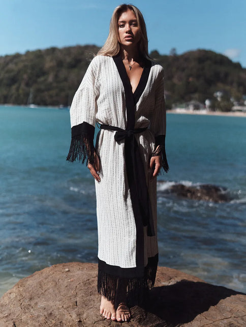 Kimono long texturé franges noires bordures contrastées blanc noir bohème chic femme Lumière Bohème