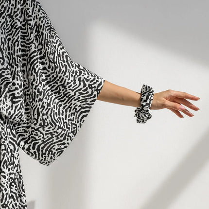 Robe kimono courte imprimé zébré abstrait manches larges ceinture noir blanc bohème chic femme Lumière Bohème