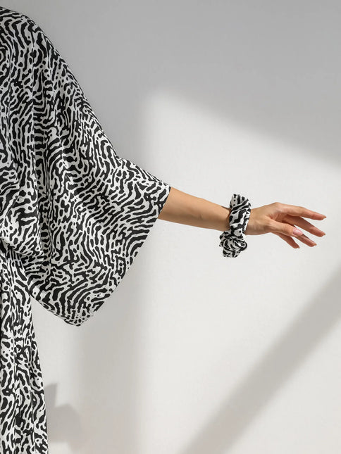 Robe kimono courte imprimé zébré abstrait manches larges ceinture noir blanc bohème chic femme Lumière Bohème