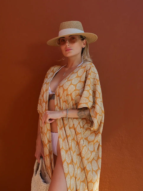 Kimono long imprimé feuilles caramel crème manches larges fente bohème femme plage Lumière Bohème
