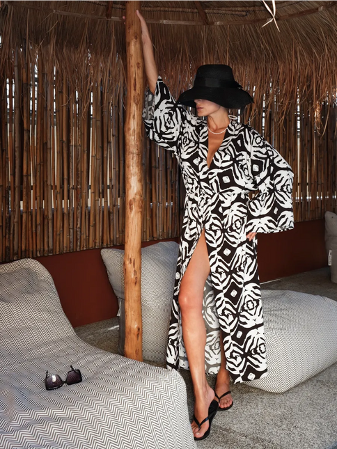 Kimono long imprimé tropical monstera manches larges noir blanc bohème femme plage soirée Lumière Bohème