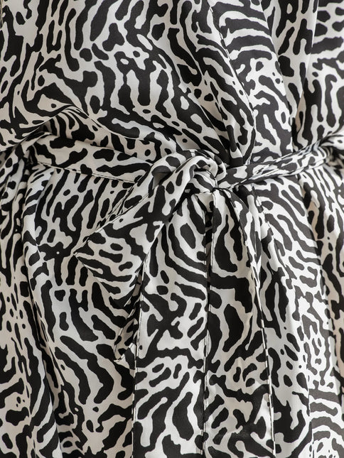 Robe kimono courte imprimé zébré abstrait manches larges ceinture noir blanc bohème chic femme Lumière Bohème