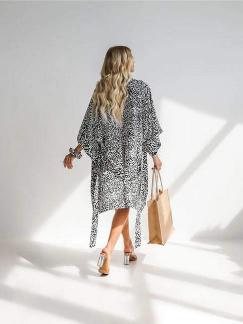 Robe kimono courte imprimé zébré abstrait manches larges ceinture noir blanc bohème chic femme Lumière Bohème
