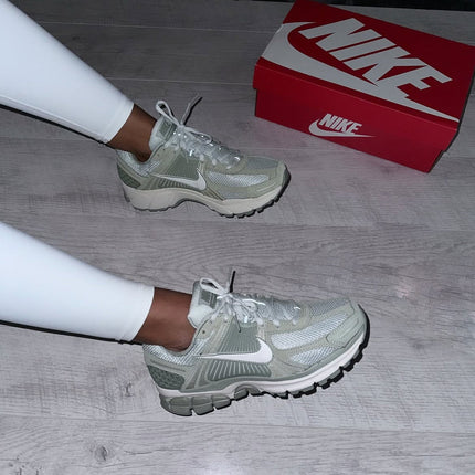 AIR ZOOM VOMERO 5 DARK STUCCO