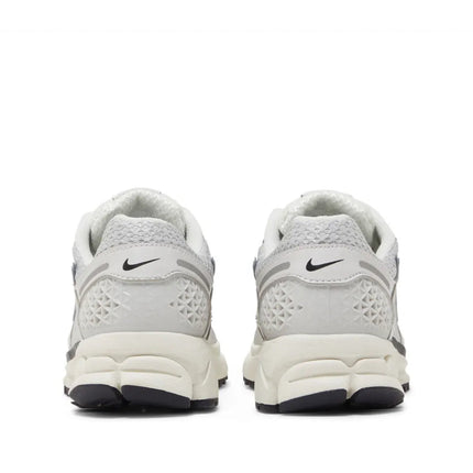 AIR ZOOM VOMERO 5 PHOTON DUST METALLIC SILVER