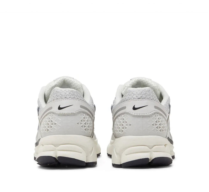 AIR ZOOM VOMERO 5 PHOTON DUST METALLIC SILVER