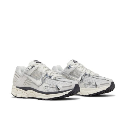 AIR ZOOM VOMERO 5 PHOTON DUST METALLIC SILVER