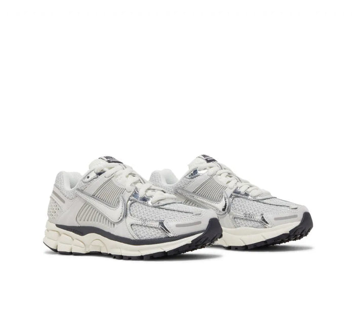 AIR ZOOM VOMERO 5 PHOTON DUST METALLIC SILVER