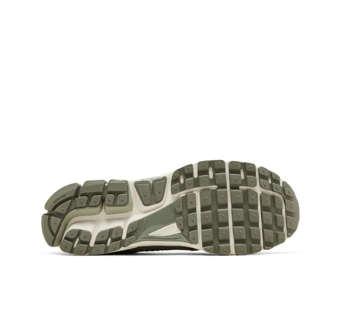 AIR ZOOM VOMERO 5 DARK STUCCO