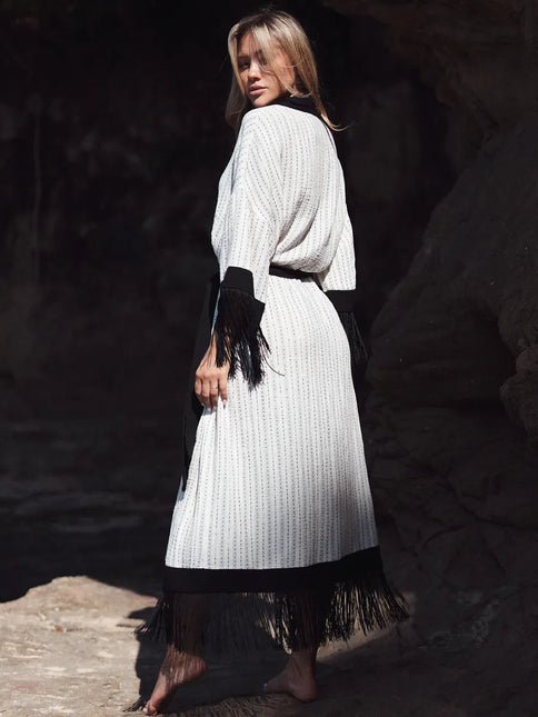 Kimono long texturé franges noires bordures contrastées blanc noir bohème chic femme Lumière Bohème